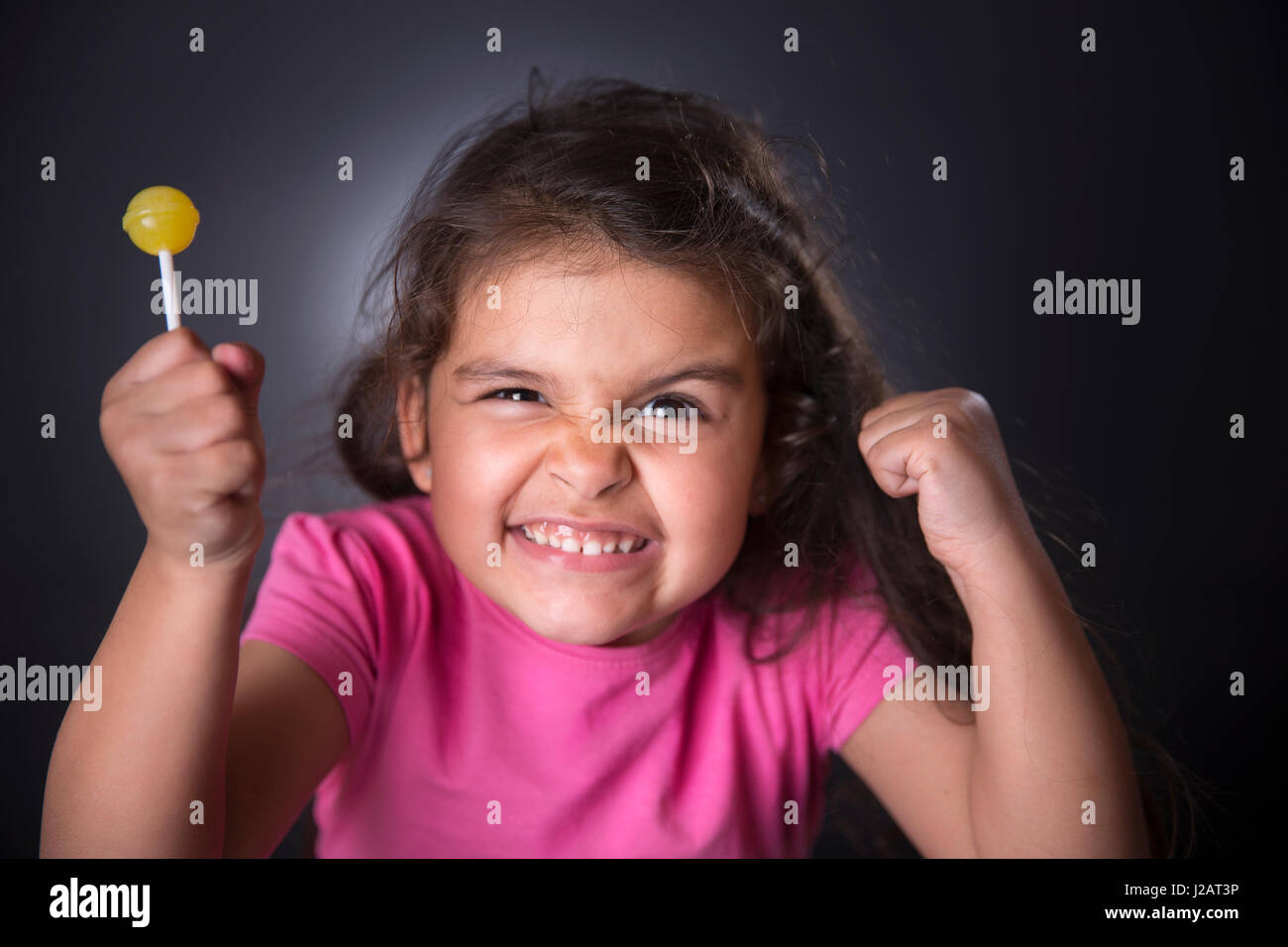 Porträt von beleidigt kleines Mädchen halten Hand in der Nähe von Gesicht beim wegsehen Stockfoto