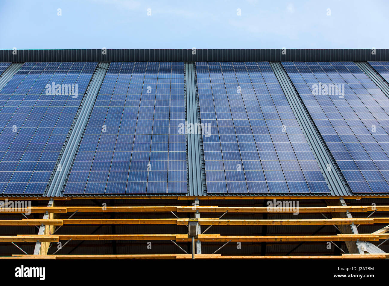 Sonnenkollektoren Dach, Solaranlage auf dem Dach des logistischen Saals, geschlossene Zeche Lohberg, Dinslaken, Deutschland, Windkraftanlage Stockfoto