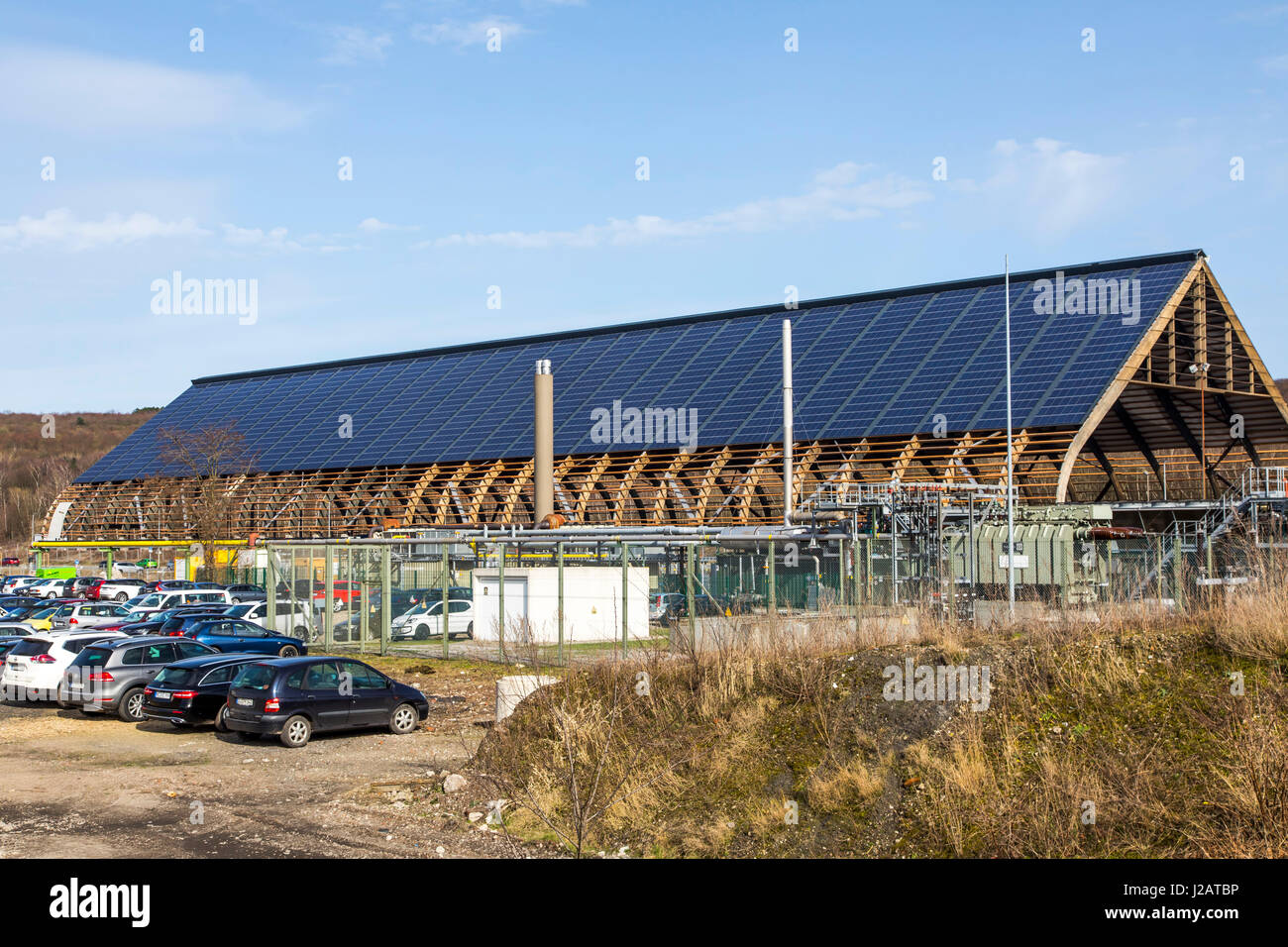 Sonnenkollektoren Dach, Solaranlage auf dem Dach des logistischen Saals, geschlossene Zeche Lohberg, Dinslaken, Deutschland, Windkraftanlage Stockfoto