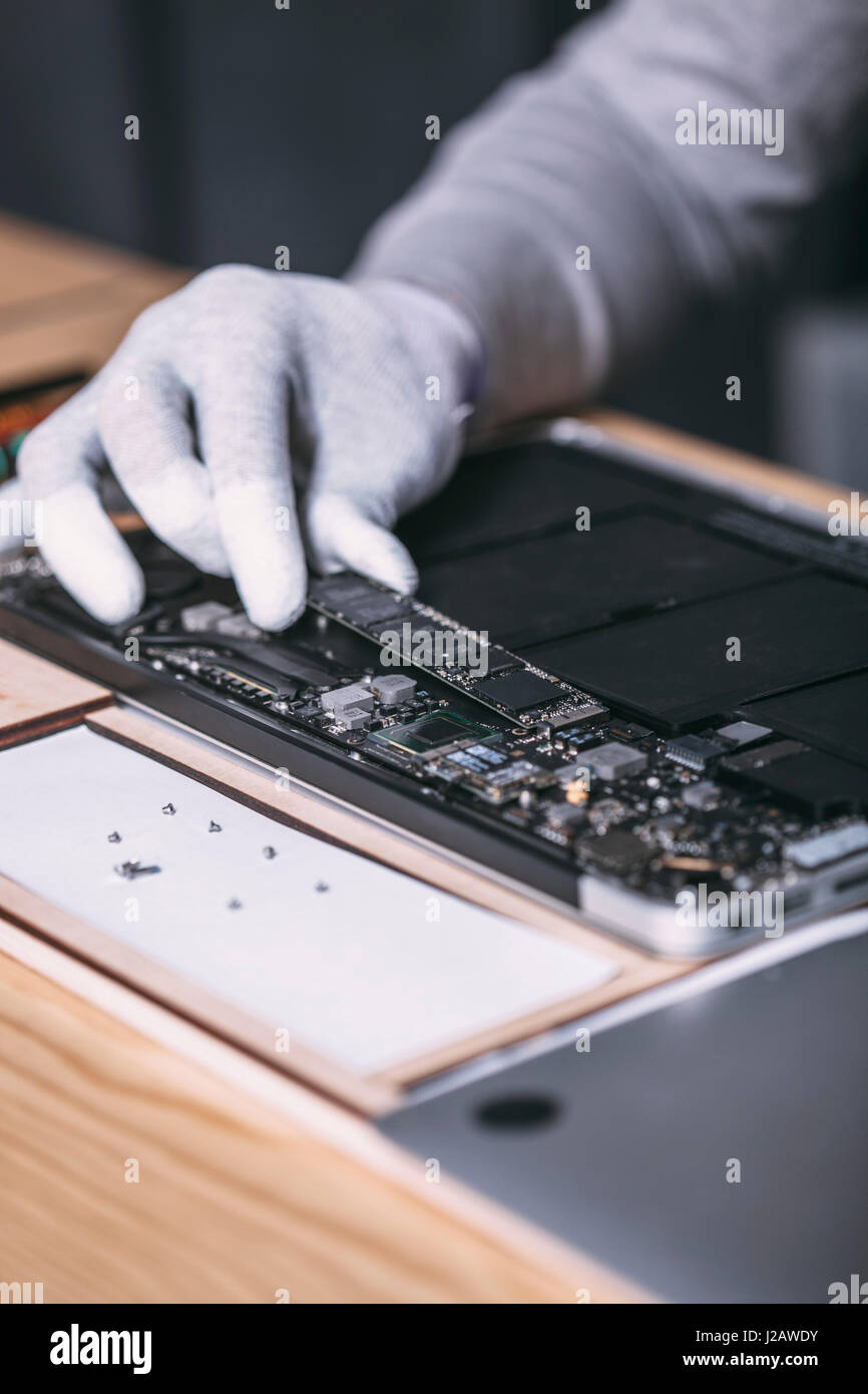Detailbild des männlichen Techniker reparieren digitale Tablet Elektrofachmarkt Stockfoto