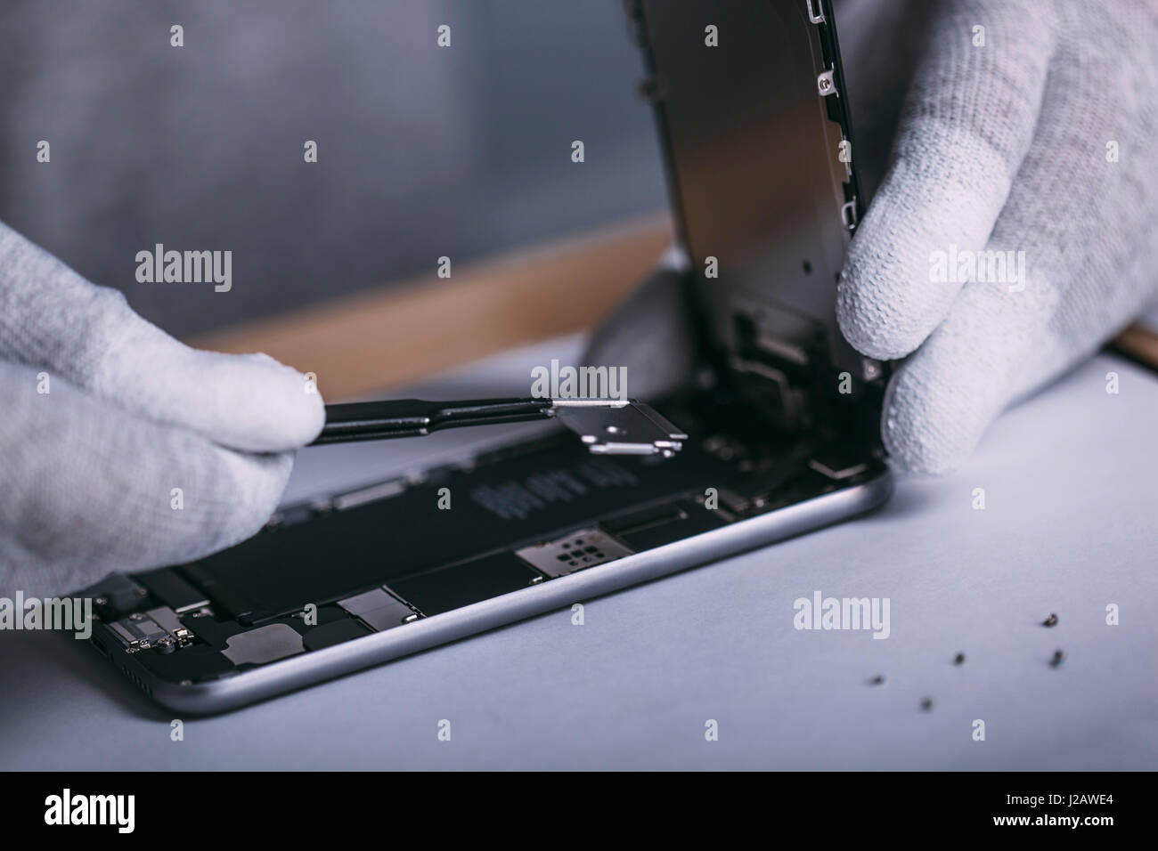Detailbild des männlichen Techniker reparieren Smartphone Elektrofachmarkt Stockfoto
