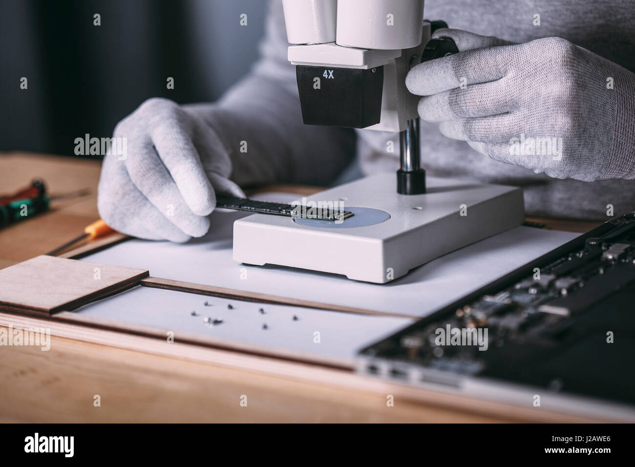 Detailbild der Techniker Prüfung Arbeitsspeicher mit Mikroskop Elektrofachmarkt Stockfoto