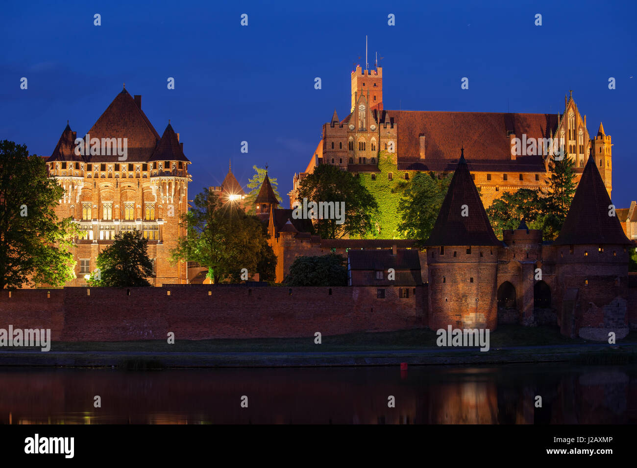 Polen, in der Nacht, Hochschloss und Großmeister Palast mittelalterlicher Architektur des Deutschen Ordens Ritter, UNESCO Welt Schloß Malbork (Marienburg) Stockfoto