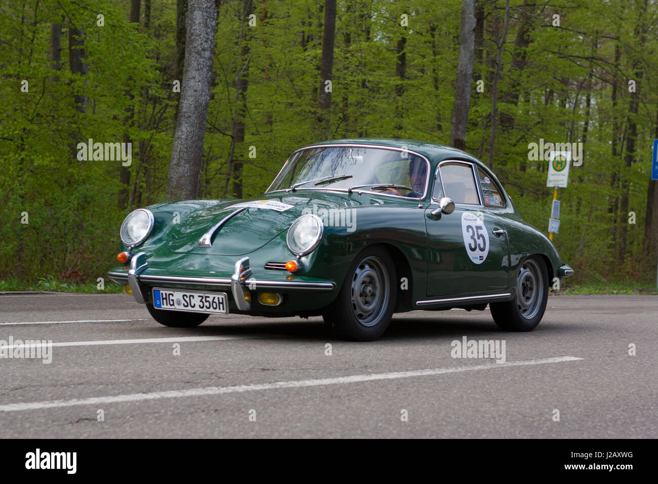 HEIDENHEIM, Deutschland - 4. Mai 2013: Karl Breyer und Gerd Spothelfer in ihrer 1965 Porsche 356 SC bei den ADAC Württemberg Historic Rallye 2013 am 4. Mai, Stockfoto