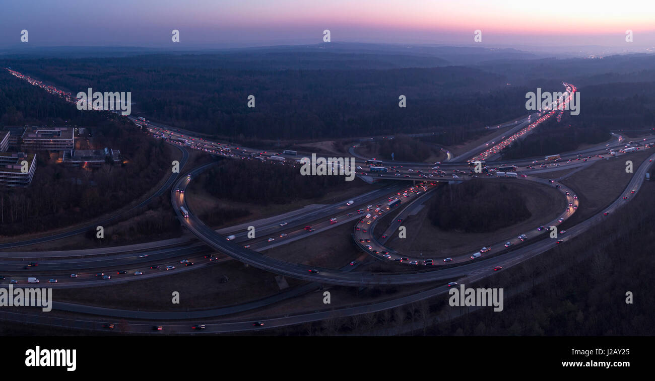 Luftaufnahme von sich kreuzenden Autobahnen mitten in der Landschaft bei Sonnenuntergang, Stuttgart, Deutschland Stockfoto
