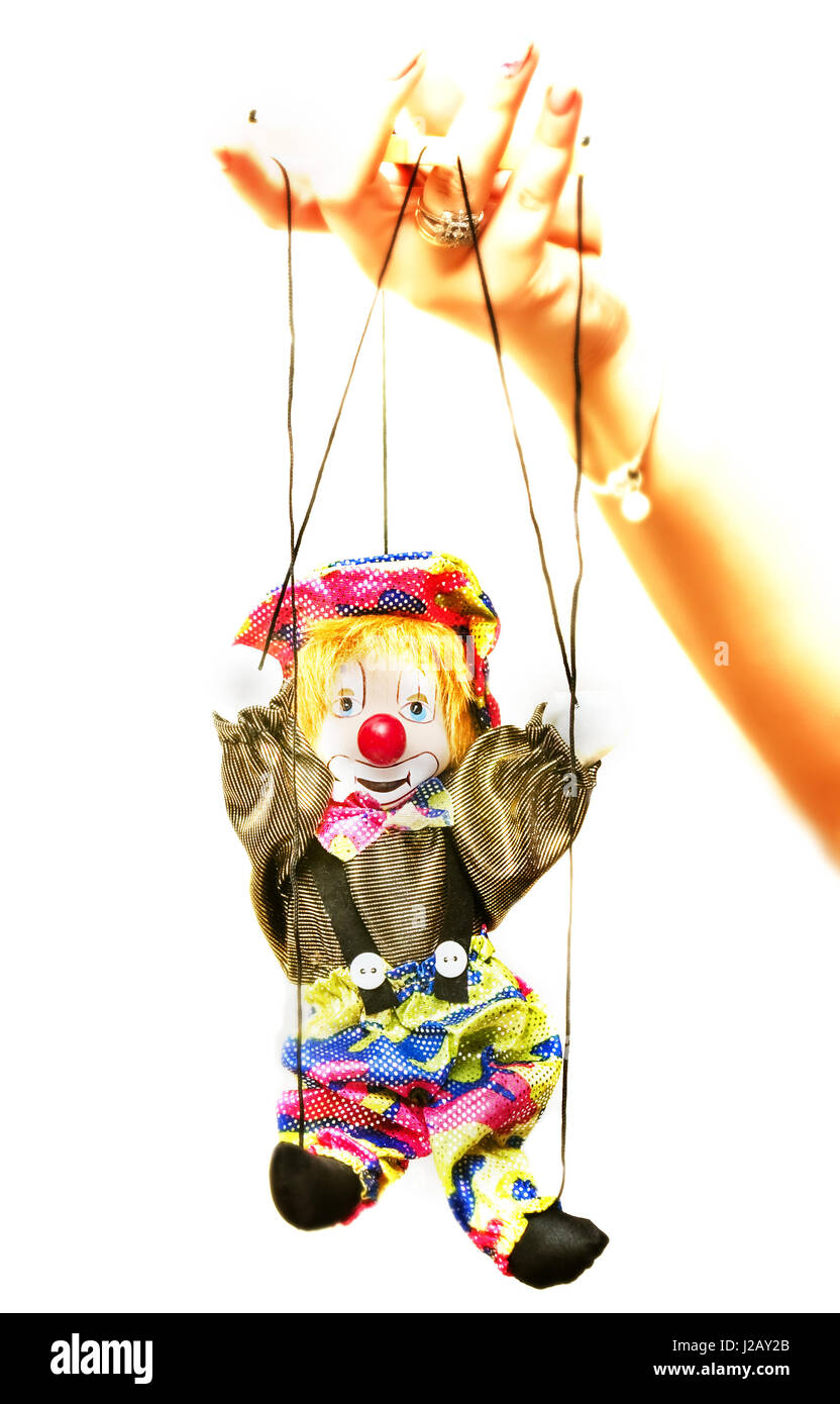 Puppe Marionette an Fäden Hand isoliert auf weiß Stockfotografie - Alamy