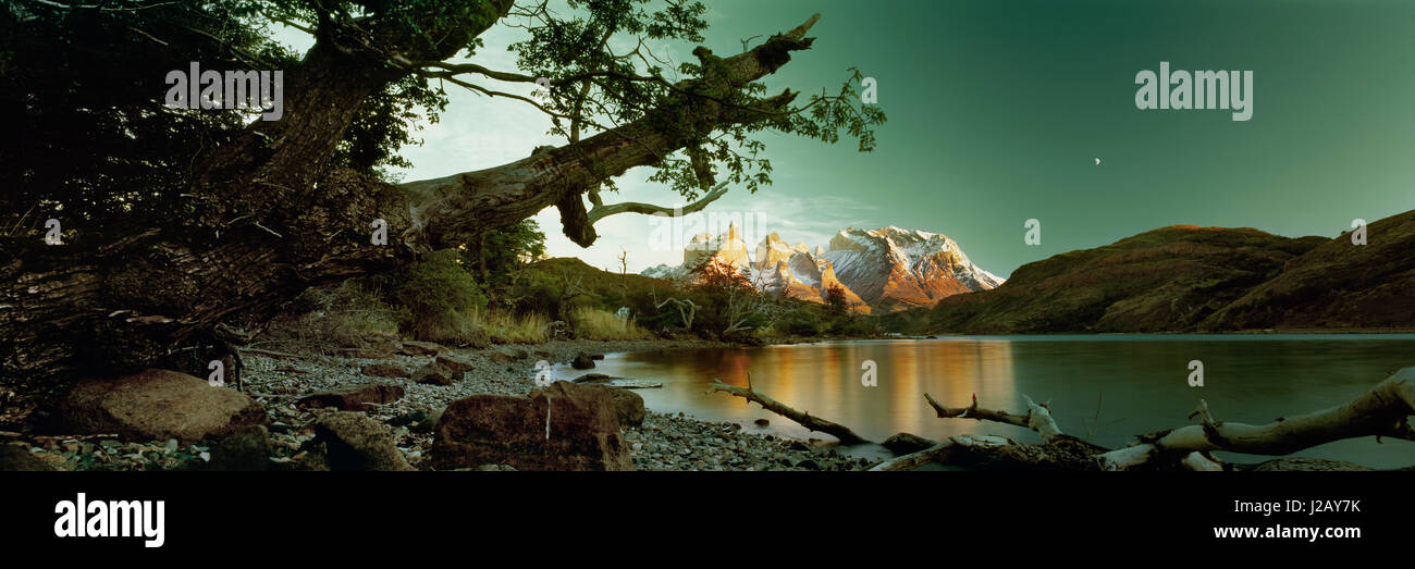 Malerische Aussicht auf schneebedeckte Berge gegen Himmel vom Seeufer in der Abenddämmerung, Torres Del Paine, Patagonien Stockfoto