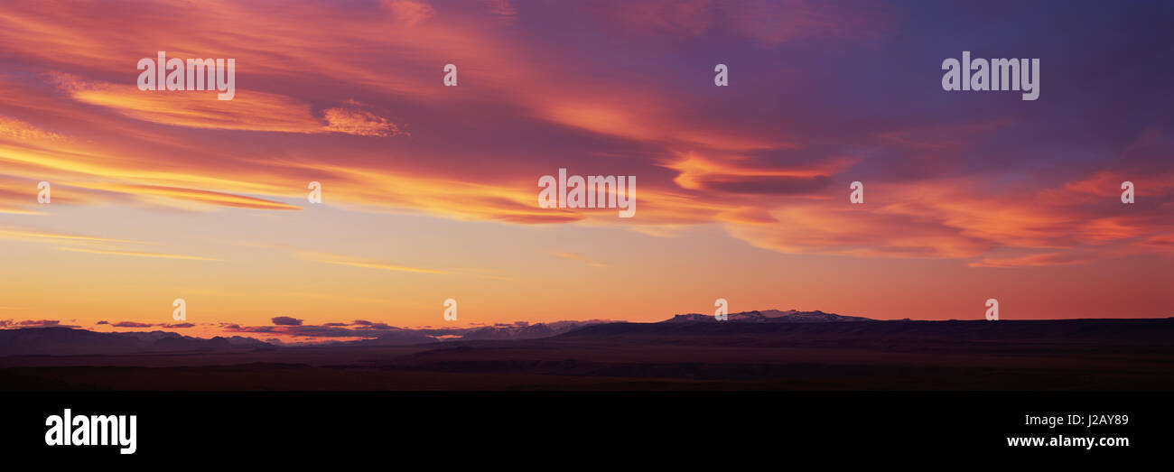 Panoramablick auf die Landschaft gegen orangefarbenen Himmel während des Sonnenuntergangs, Patagonien, Argentinien Stockfoto