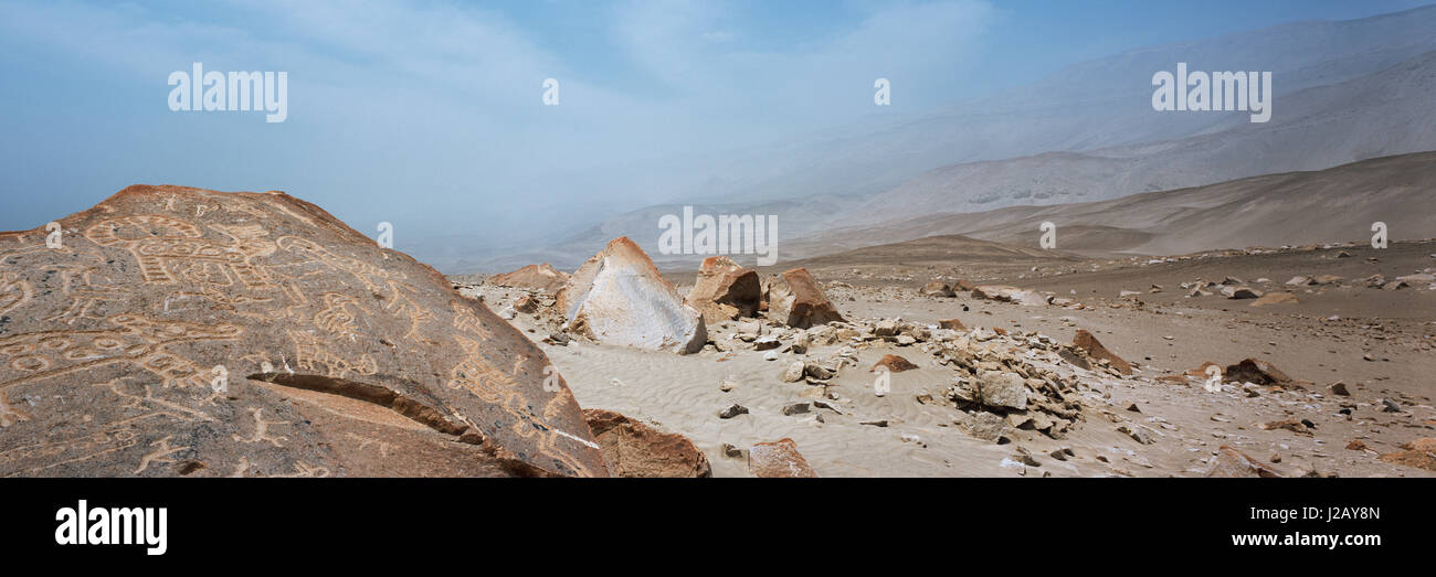 Panoramablick über Höhlenmalerei auf Felsen in der Wüste, Toro Muerto Petroglyphen, Peru Stockfoto