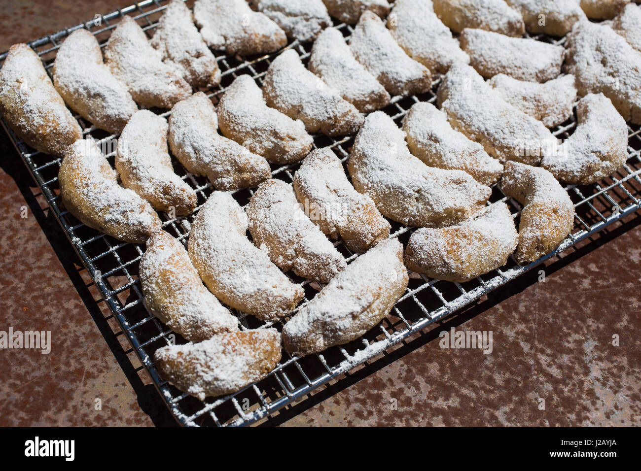 Nahaufnahme von Puderzucker bedeckt Cookies auf Tablett Stockfoto