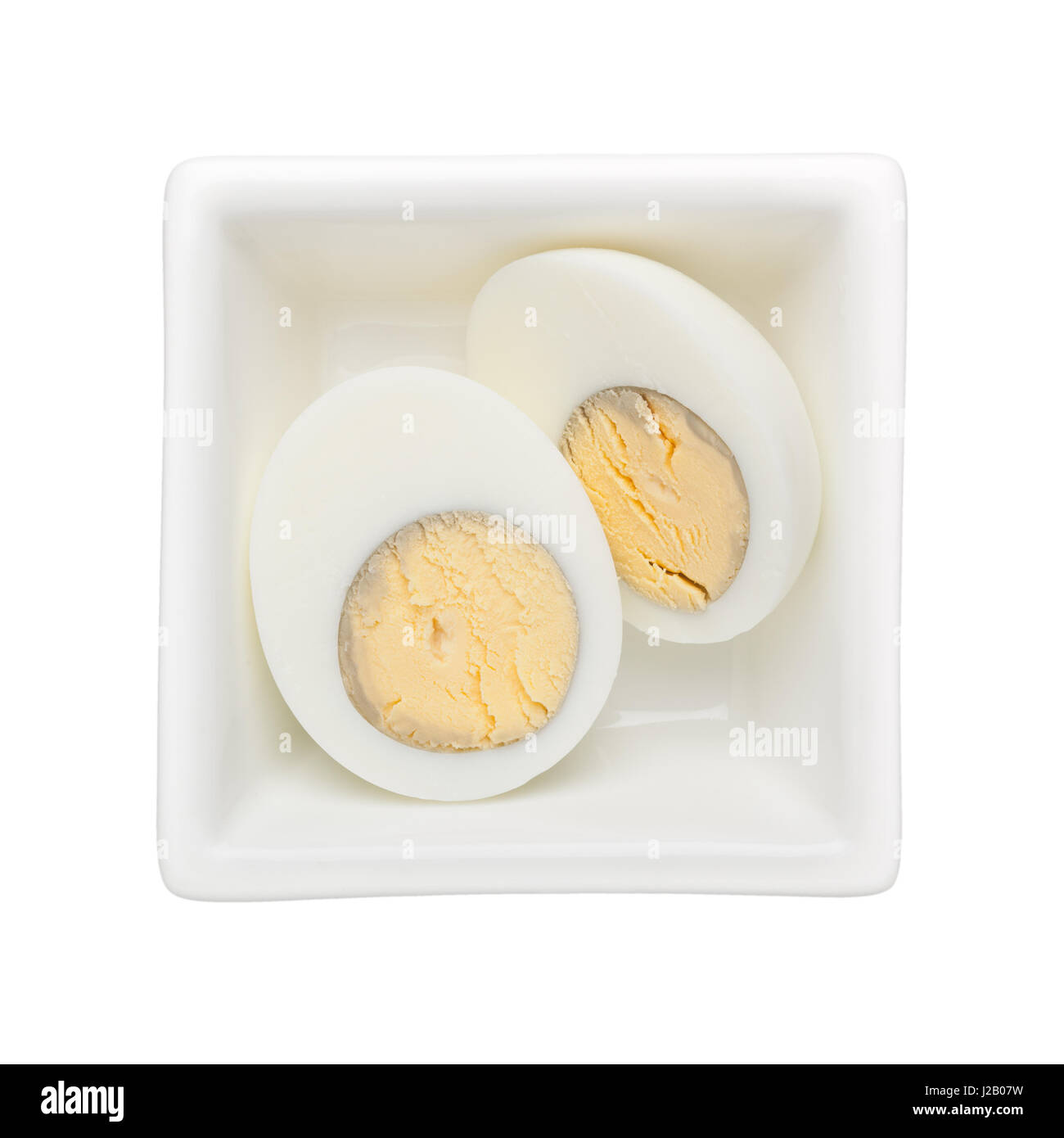 Hart gekochtes Ei in eine quadratische Schale isoliert auf weißem Hintergrund Stockfoto