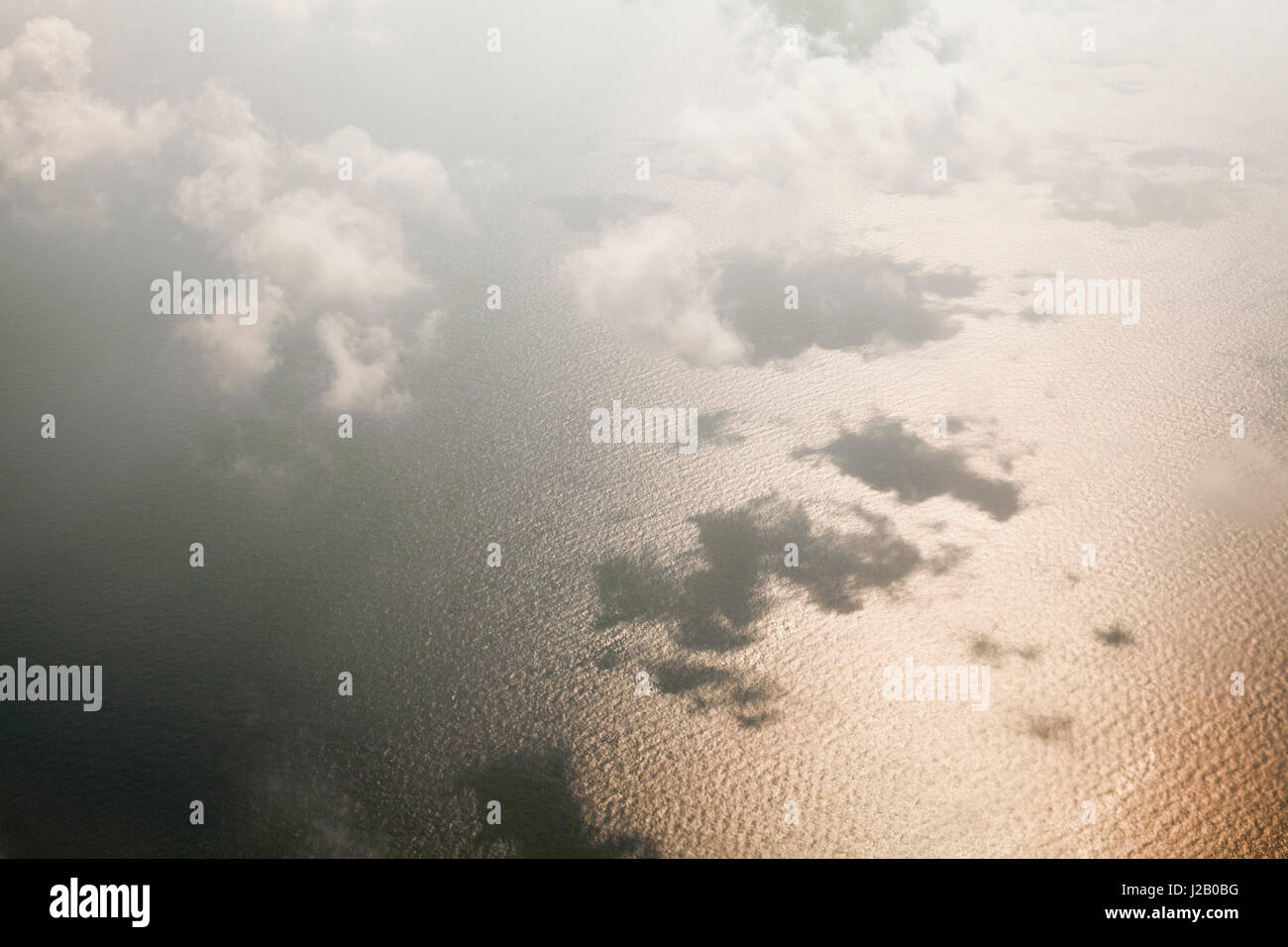 Luftaufnahme der Wolken über Seestück Stockfoto