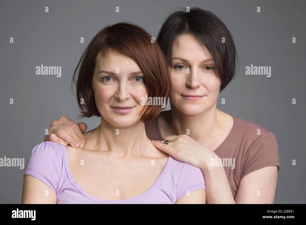 Porträt der selbstbewusste Reife Frauen vor grauem Hintergrund Stockfoto