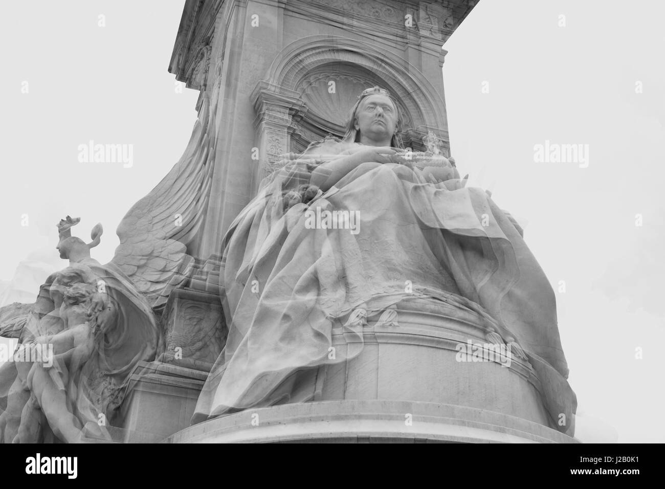 Niedrigen Winkel Blick auf Victoria Memorial gegen den klaren Himmel, London, England, UK Stockfoto