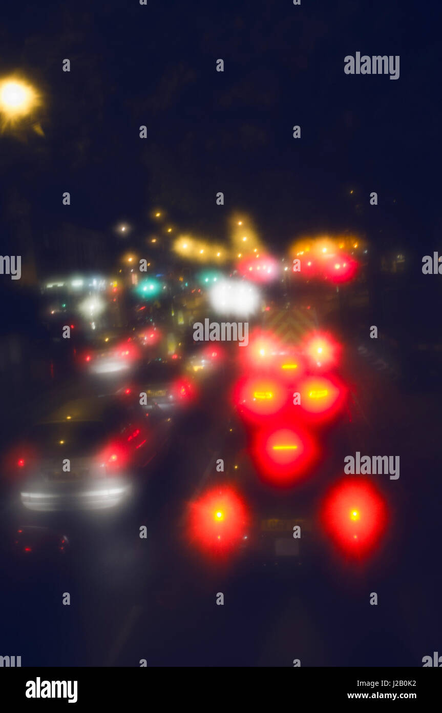 Defokussierten Bild der Autos auf der Straße in der Nacht Stockfoto