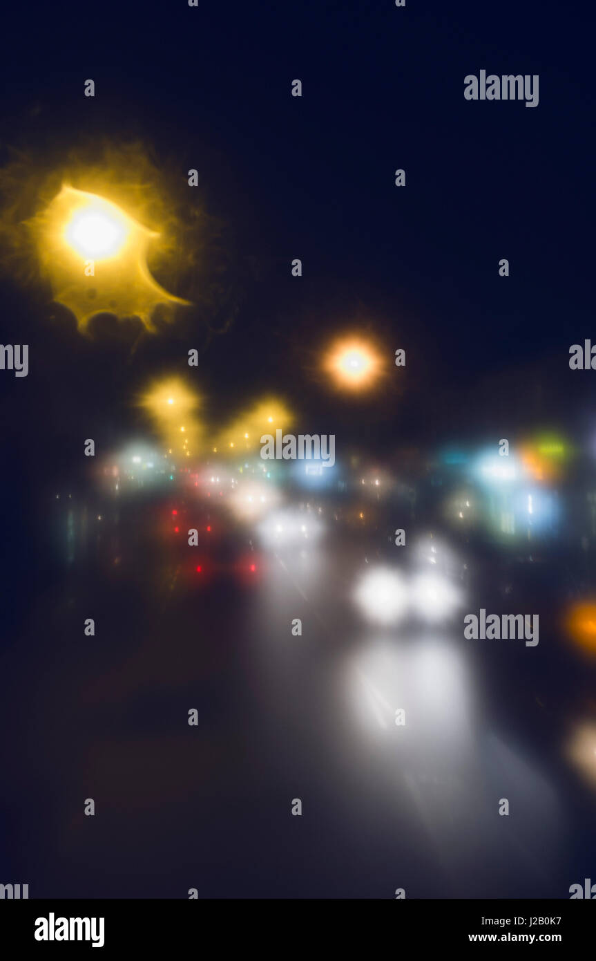 Defokussierten Bild der Autos auf der Straße in der Nacht Stockfoto