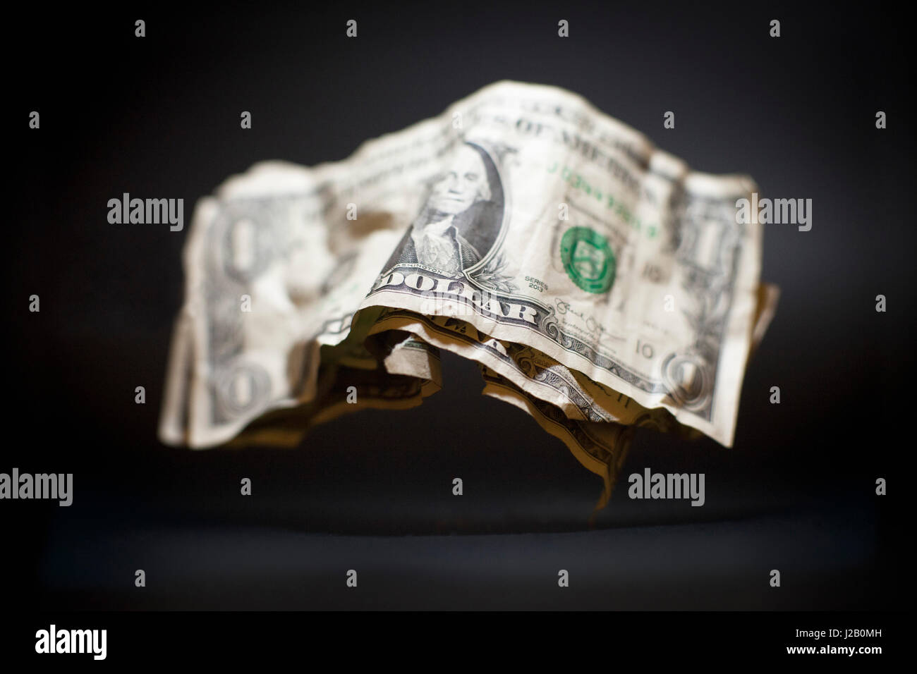 Nahaufnahme der zerknitterten alte amerikanische einem Dollar-Scheine vor schwarzem Hintergrund schweben Stockfoto