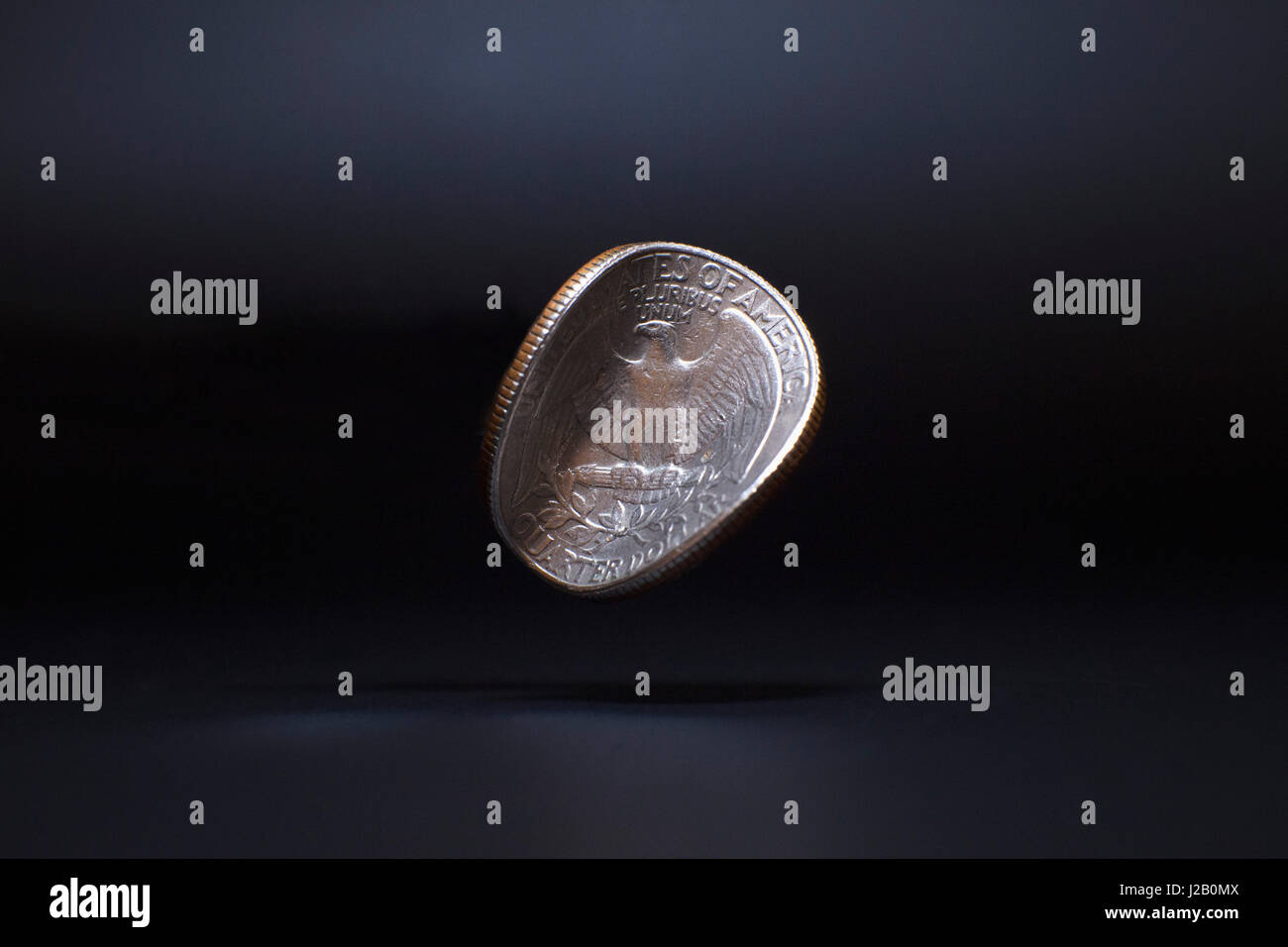 Nahaufnahme des beschädigten Washington Viertel Dollar schweben vor schwarzem Hintergrund Stockfoto
