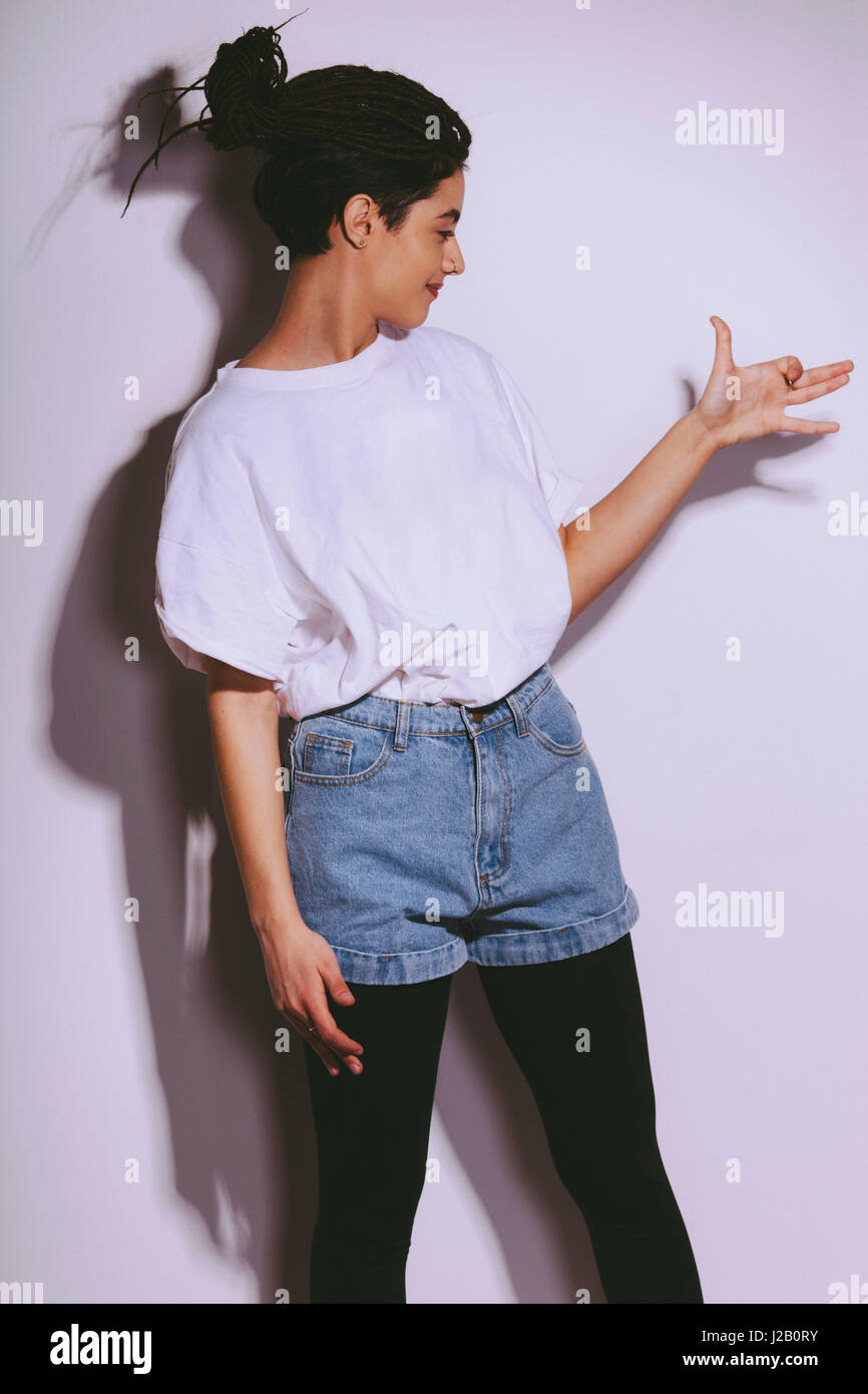 Schöne Mode Modellbau Hund Schatten auf weiße Wand Stockfoto