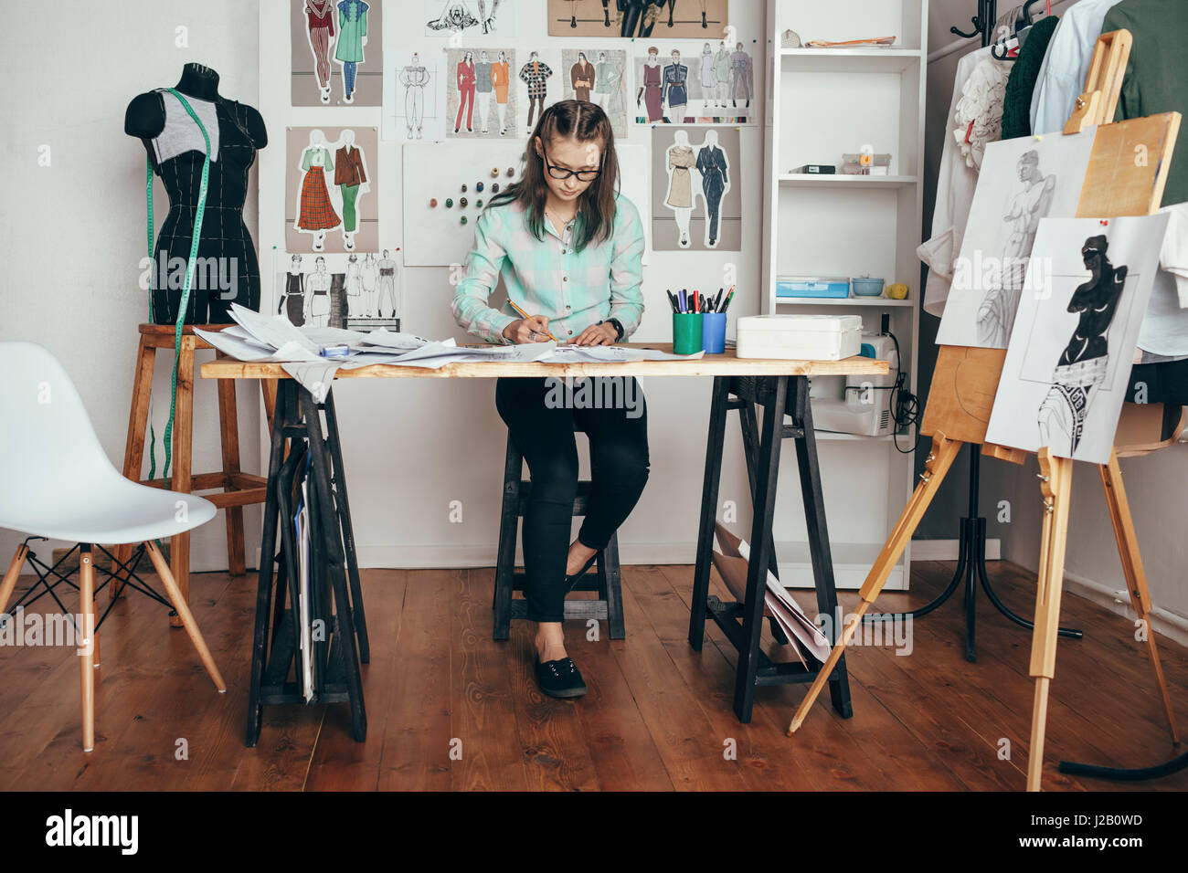 Schöne weibliche Design-Profi an Werkbank im Studio arbeiten Stockfoto