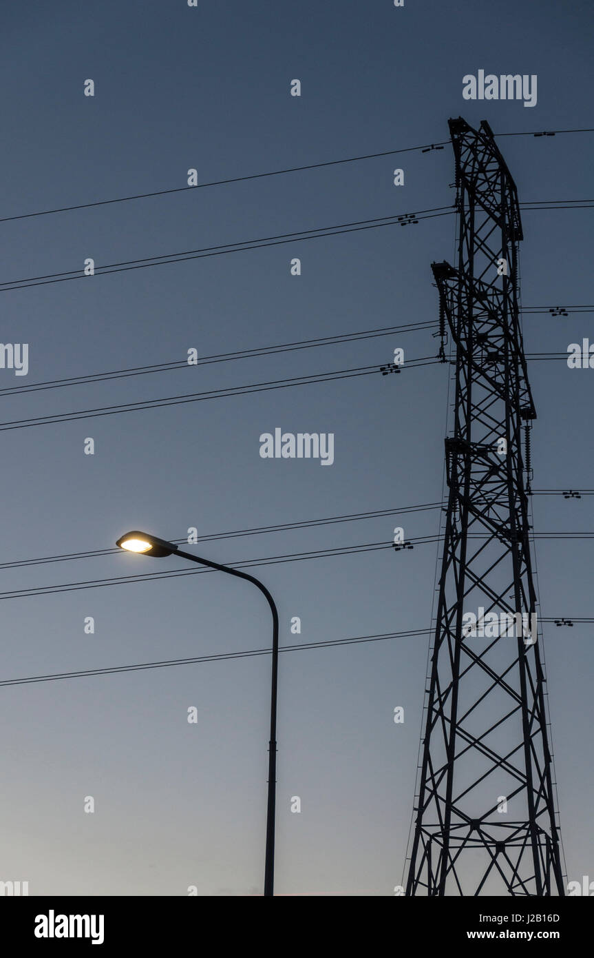 Strom Kabel Pylon leichte Straßenbeleuchtung Energie. Stockfoto