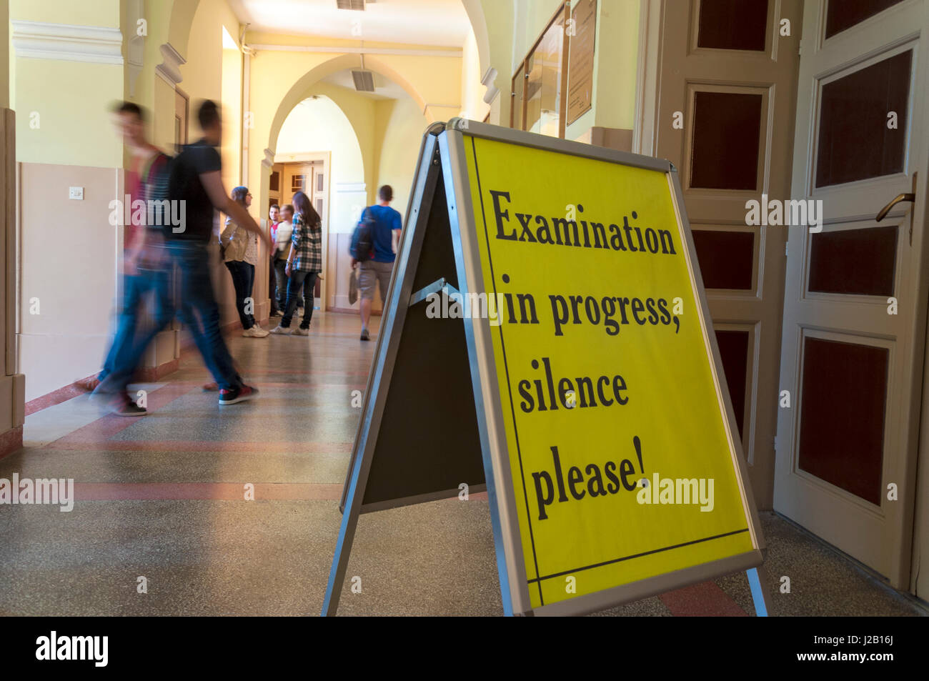 Prüfung im Fortschritt Stille bitte. Schild am UWC International School in Mostar, Bosnien-Herzegowina. Stockfoto