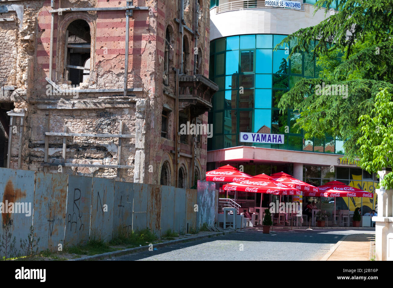 Mostar, Bosnien und Herzegowina, beschädigt Krieg Bau- und modernen neuen Block. Der Wiederaufbau nach dem Krieg. Stockfoto