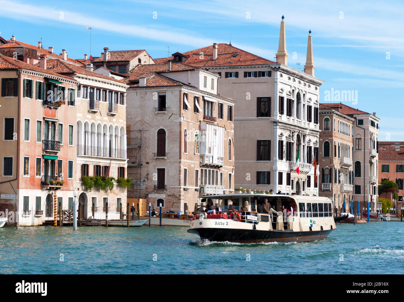 Vaporetto Haltestelle am Canale Grande in Venedig, Italien Stockfoto