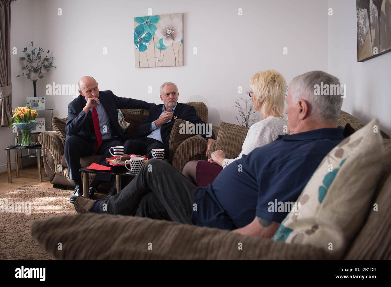 Arbeit Führer Jeremy Corbyn (Mitte) und Gehäuse Minister John Healey Schatten, wie sie sprechen mit Don und Marilyn Bashford (rechts), die vor kurzem in ein Rathaus in Harlow, Essex verlagert worden. Stockfoto