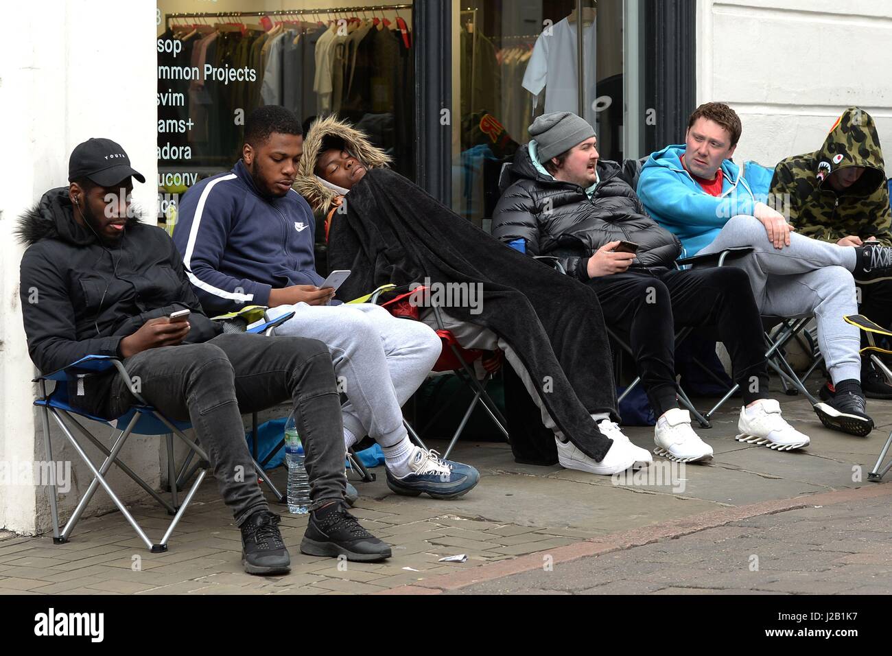 Fans camp außerhalb Mode Händler 18montrose in Nottingham für die Adidas  Yeezy Boost 350 V2-Trainer, die neuesten Schuhe von amerikanischen  freigegeben werden rap-star Kanye West und Adidas, die am Samstag in den