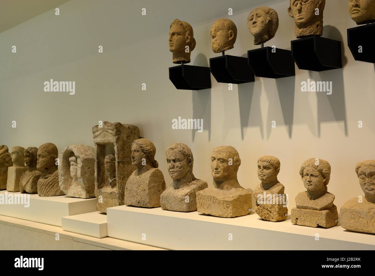 Stein gemeißelten Köpfe und Büsten im Nationalen Archäologischen Museum von Taranto Italien Stockfoto