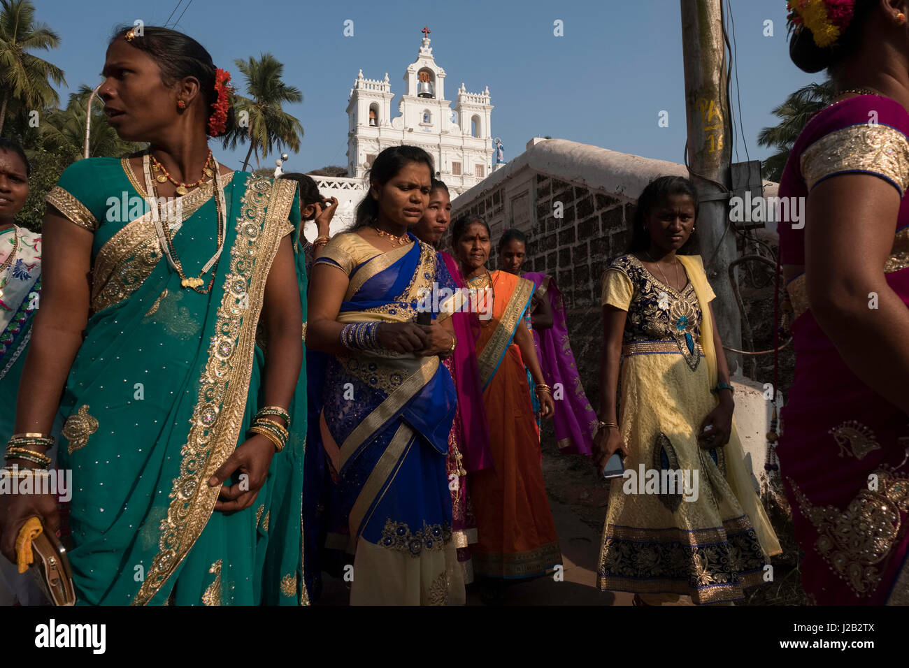 Eine Gruppe von Frauen in Saris zu Fuß neben der Kathedrale unserer lieben Frau der Empfängnis gekleidet. Stockfoto