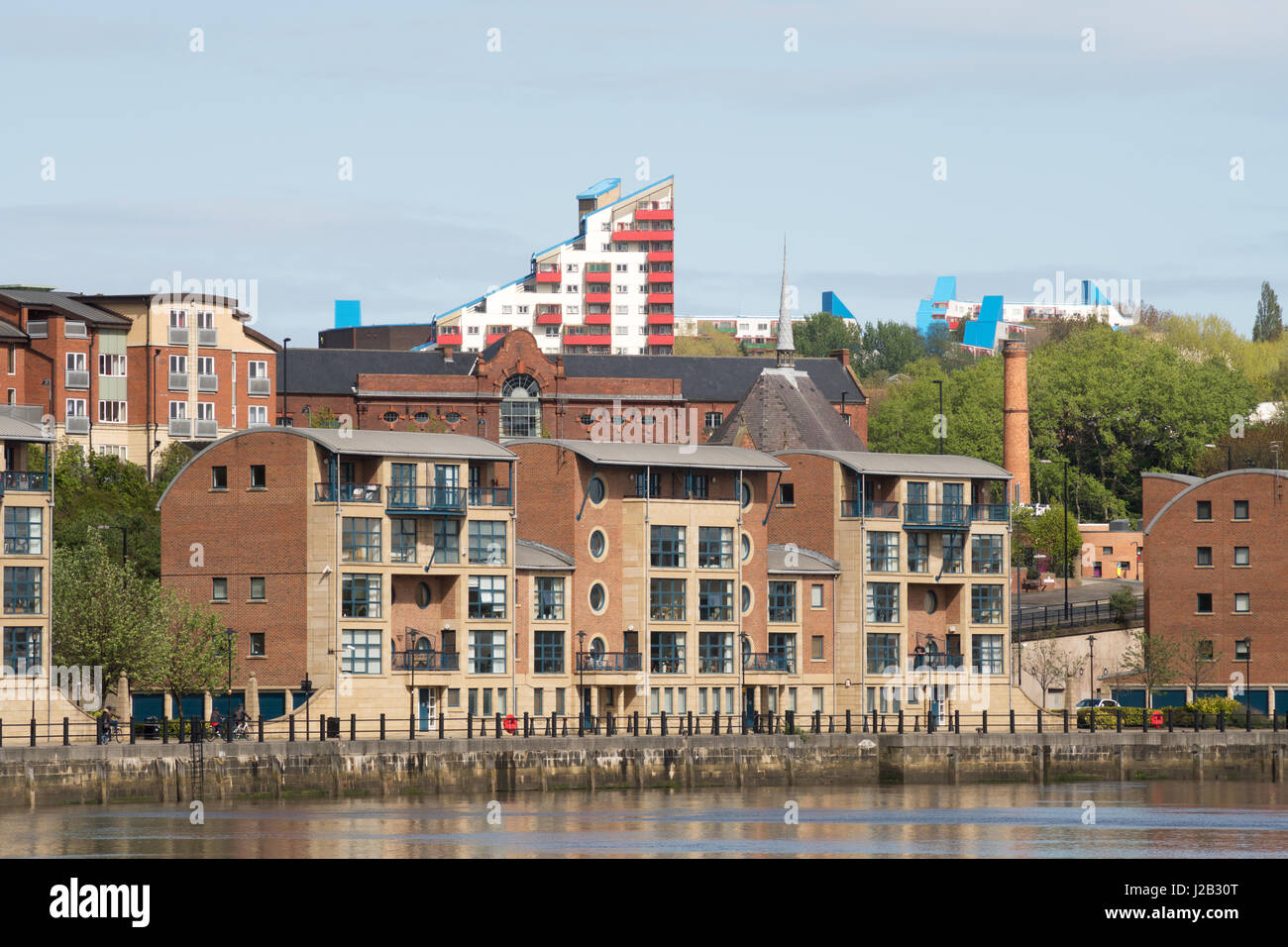 Wohnungen auf Newcastle Quayside mit Byker Wand im Hintergrund, England, UK Stockfoto
