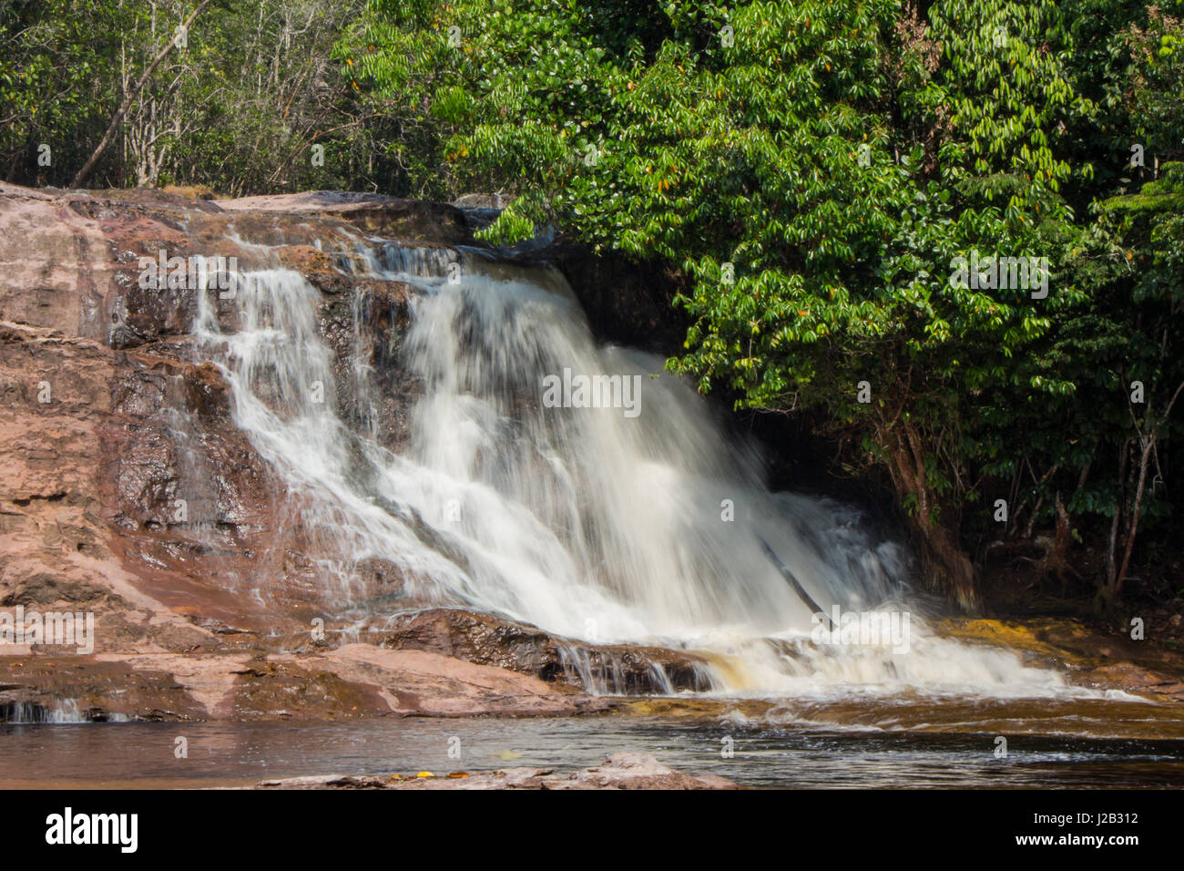 Iracema Wasserfall während der Trockenzeit in Presidente Figueiredo, in der Nähe von Manaus, Brasilien. Stockfoto