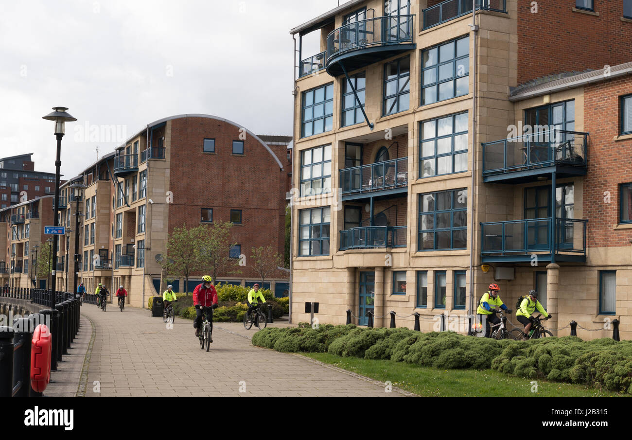 Eine Gruppe von Radfahrern Reiten entlang Newcastle Upon Tyne Kai, England, UK Stockfoto