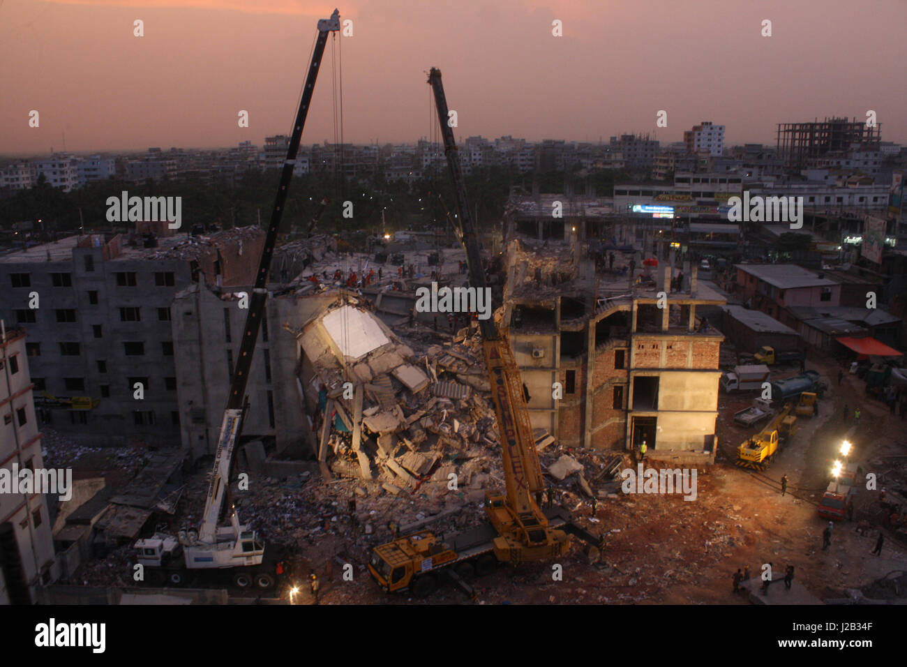 Bangladesch-Retter suchen nach Überlebenden und Opfer am Standort eines Gebäudes, das in Savar, in der Nähe von Dhaka, Bangladesh zusammengebrochen. Am 24. April, eine acht-st Stockfoto