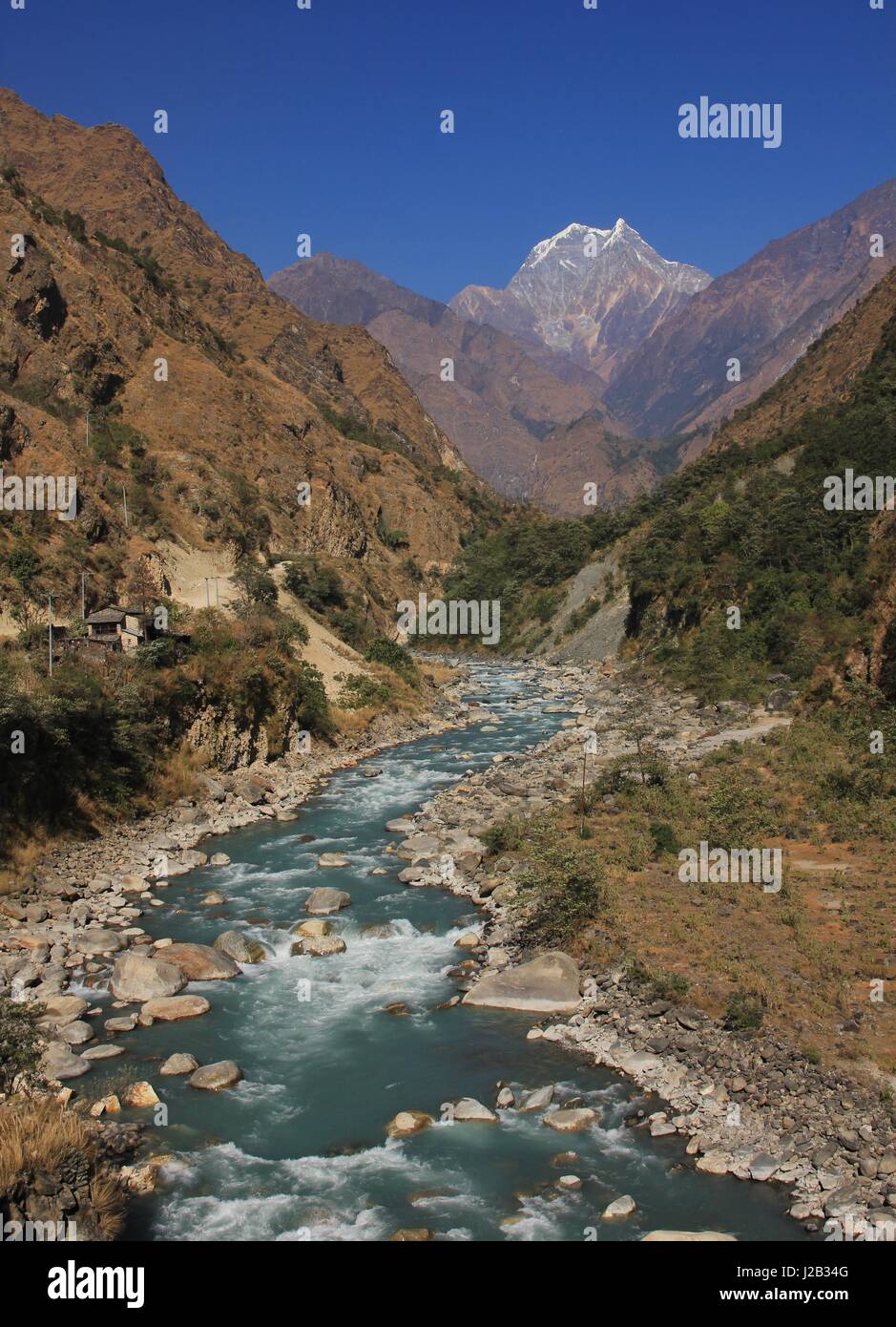 Kali Gandaki Fluss und Berg Nilgiri. Landschaft im Annapurna Conservation Area, Nepal. Stockfoto
