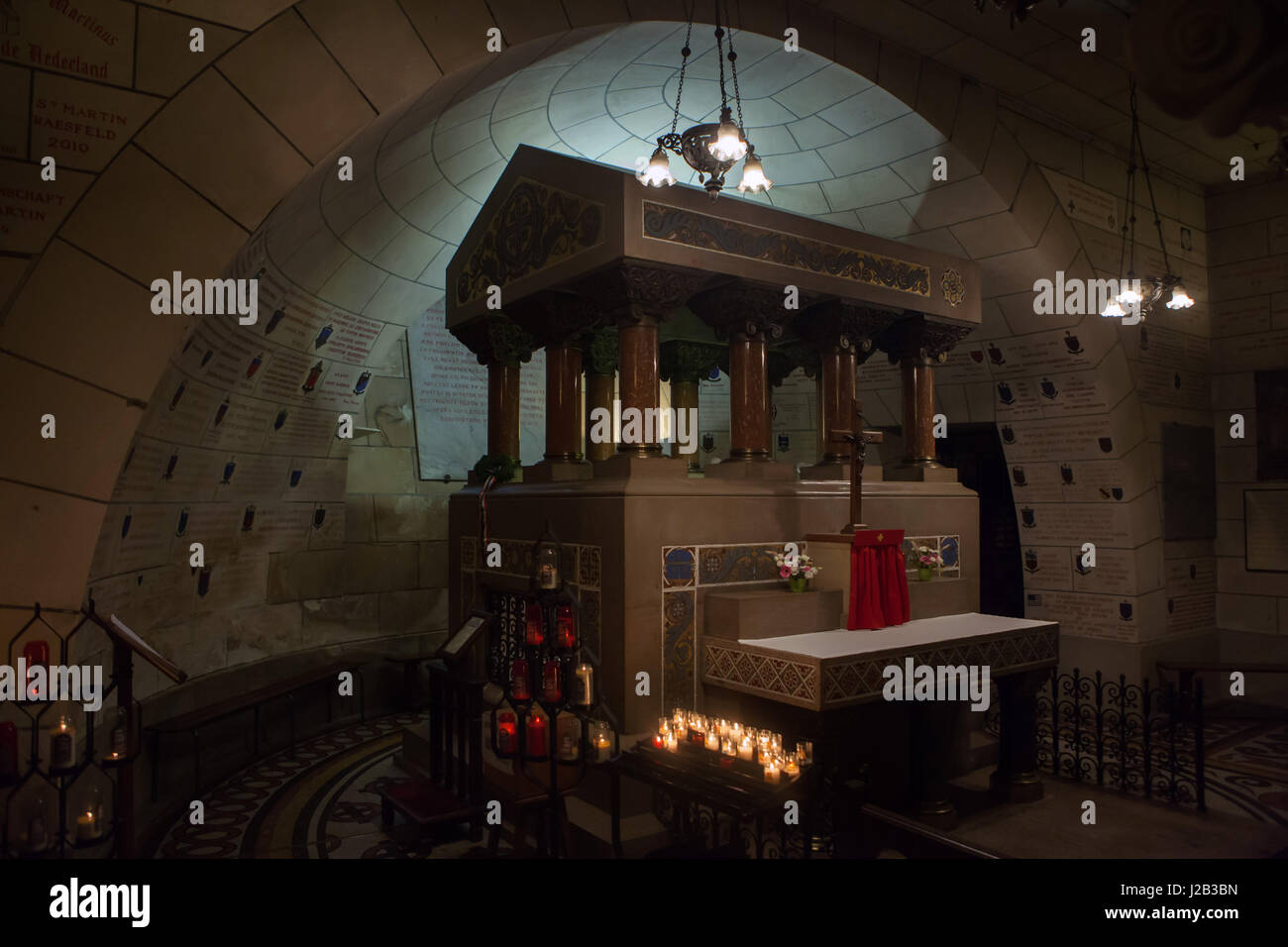 Grab des Heiligen Martin von Tours in der Basilika von St. Martin (Basilika Saint-Martin de Tours) in Tours, Indre-et-Loire, Frankreich. Stockfoto