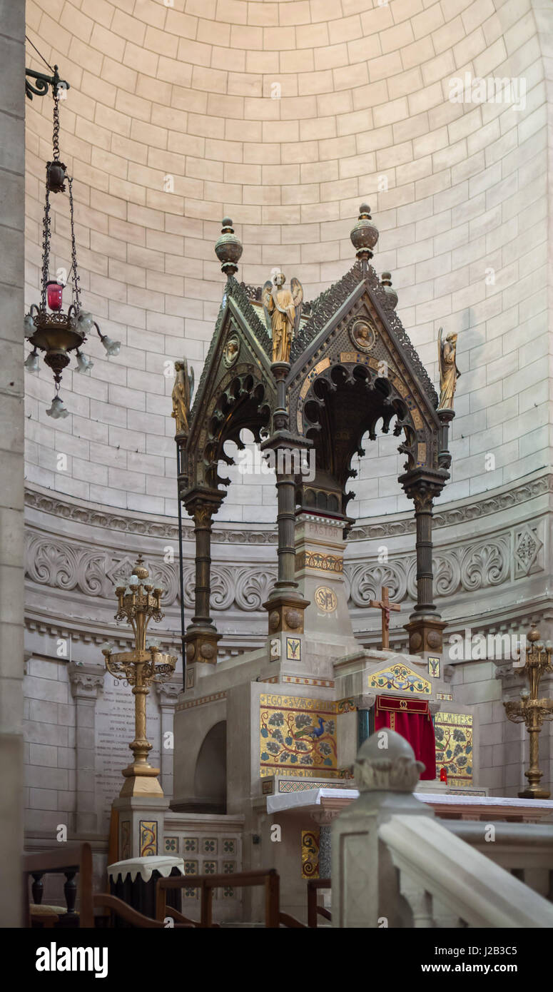 Ziborium im Chorraum der Basilika von Saint Martin (Basilika Saint-Martin de Tours) in Tours, Indre-et-Loire, Frankreich. Stockfoto