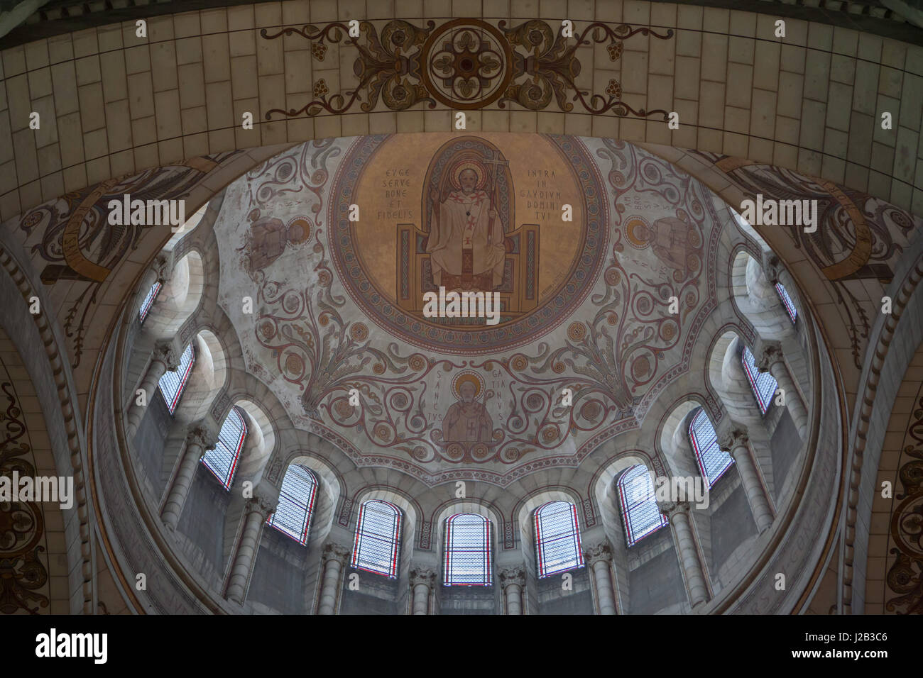 Wandmalereien des französischen Malers Pierre Fritel in der Kuppel der Basilika von Saint Martin (Basilika Saint-Martin de Tours) in Tours, Indre-et-Loire, Frankreich. Stockfoto