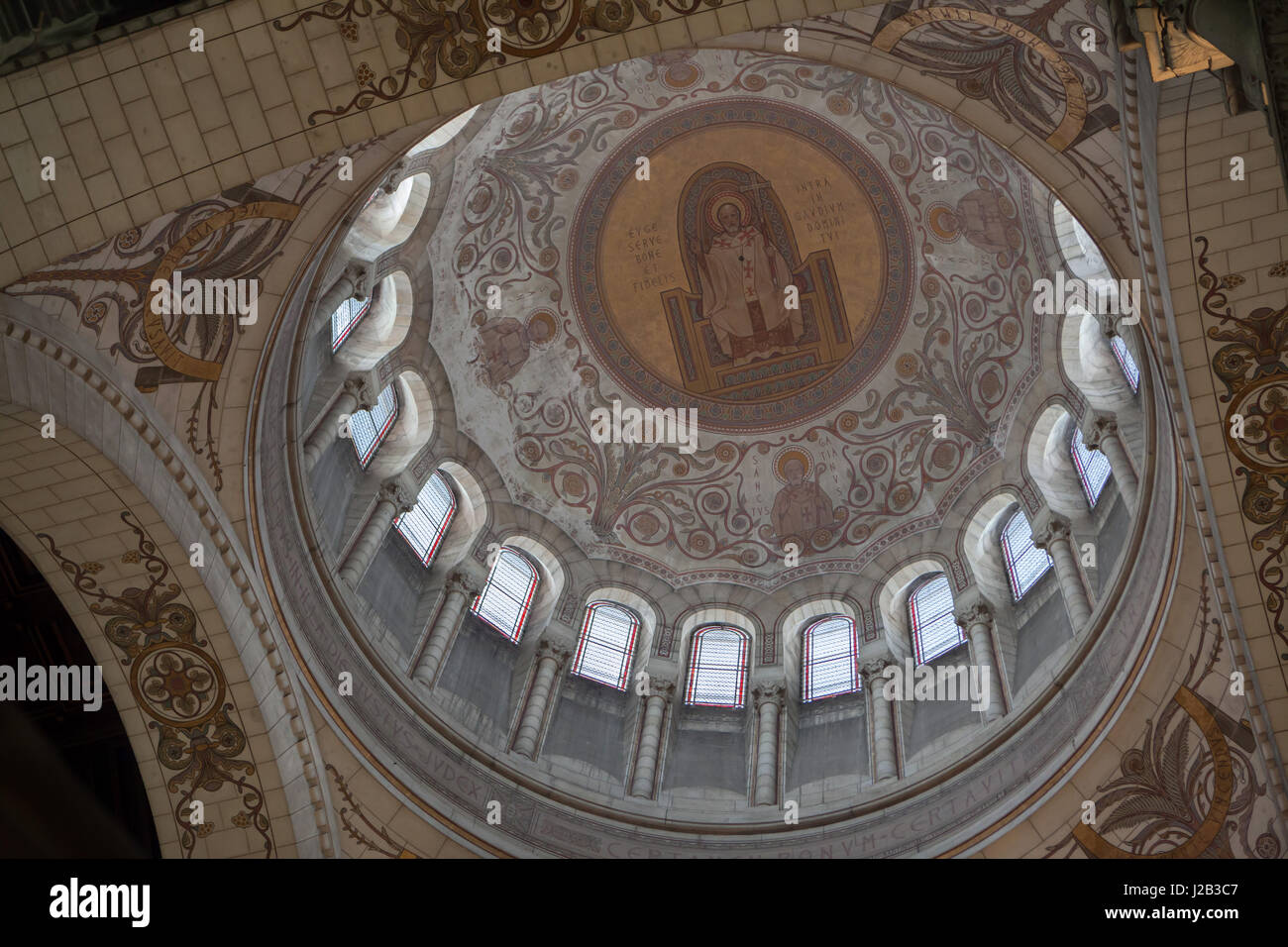 Wandmalereien des französischen Malers Pierre Fritel in der Kuppel der Basilika von Saint Martin (Basilika Saint-Martin de Tours) in Tours, Indre-et-Loire, Frankreich. Stockfoto