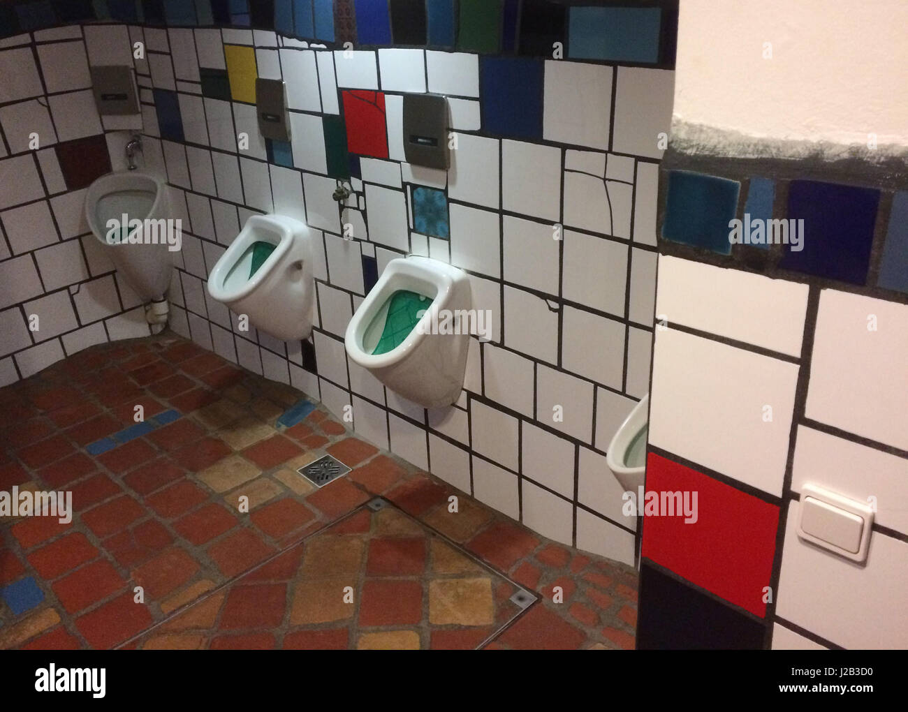 Urinale in der männlichen Toilette entworfen von dem österreichischen Künstler und Architekten Friedensreich Hundertwasser im KunstHausWien in Wien, Österreich. Stockfoto
