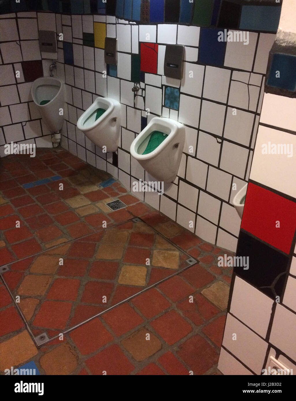 Urinale in der männlichen Toilette entworfen von dem österreichischen Künstler und Architekten Friedensreich Hundertwasser im KunstHausWien in Wien, Österreich. Stockfoto