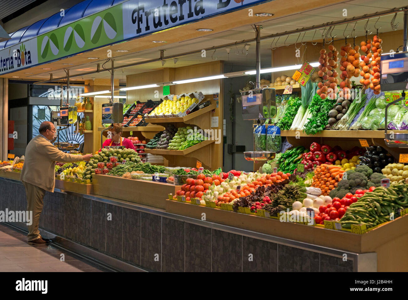 Obst und Gemüse Stand auf Mercat de L´Olivar in Palma De Mallorca, Spanien Stockfotografie Alamy Obst und Gemüse Stand auf Mercat de L´Olivar in Palma De Mallorca, Spanien Stockfotografie Alamy