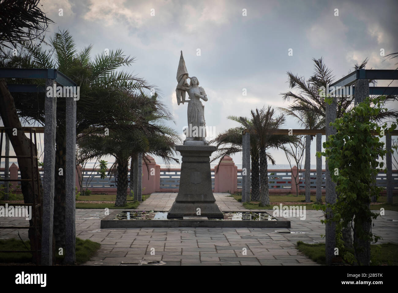 Marmorstatue von Joan of Arc, die vor der Kirche unserer lieben Frau der Engel ist Stockfoto