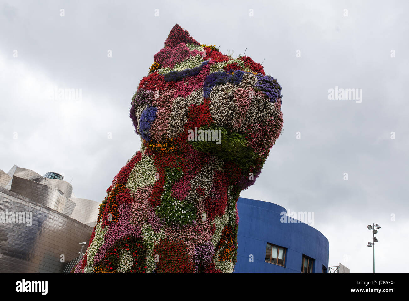 Jeff Koons 'Puppy' vor dem Guggenheim Bilbao im Baskenland. Stockfoto
