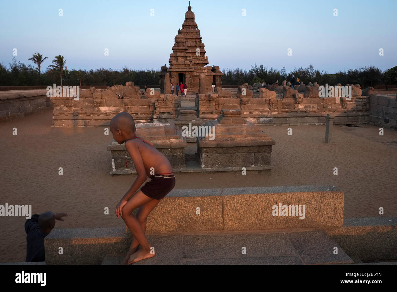 Ein Kind spielt vor Shore Tempel Stockfoto