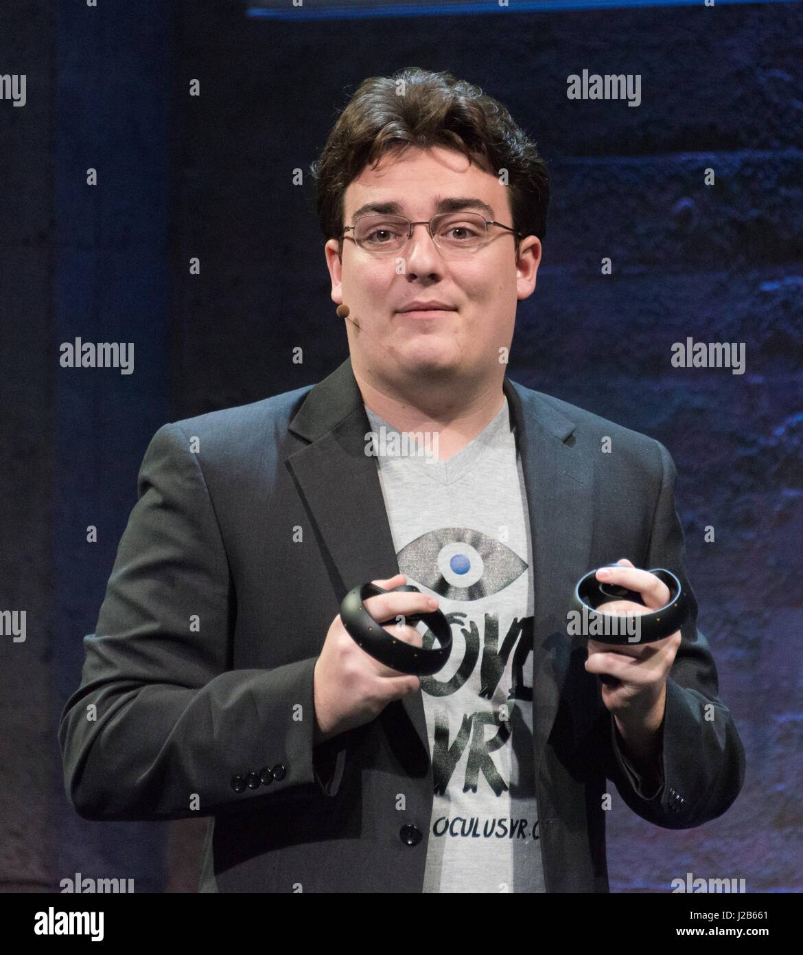 Oculus Gründer Palmer Luckey hält das Oculus Touchcontroller Prototyp während einer Demonstration auf der Silicon Valley virtuelle Realität Expo 11. Juni 2015 in San Jose, Kalifornien. Stockfoto