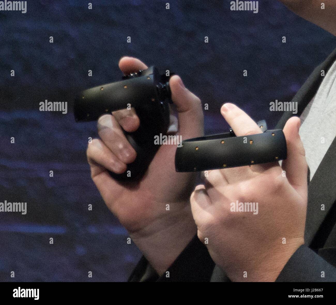 Oculus Gründer Palmer Luckey hält das Oculus Touchcontroller Prototyp während einer Demonstration auf der Silicon Valley virtuelle Realität Expo 11. Juni 2015 in San Jose, Kalifornien. Stockfoto