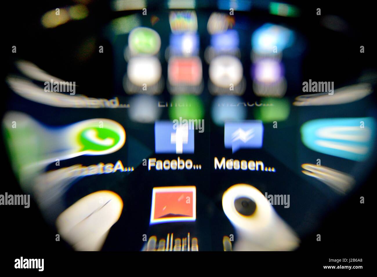 Social Media-Symbole auf dem Bildschirm verzerrt Stockfoto